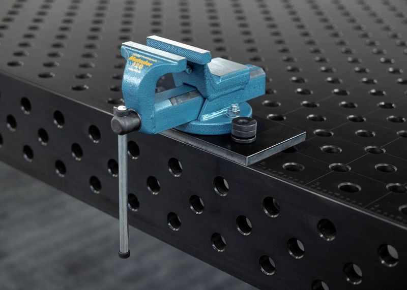 MATADOR 120 Werkbankschraubstock von PEDDINGHAUS, aus Stahl geschmiedet, mit Adapterplatte für Schweißtische