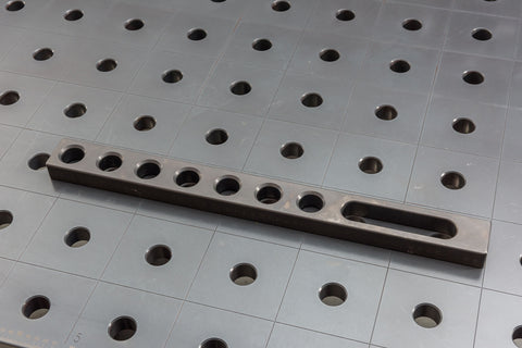 Anschlag 525mm x 50mm x 25mm mit 7 Systembohrungen und Langloch