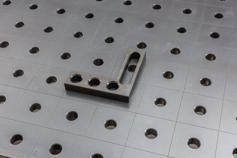 Einstellbarer Universal-Flachwinkel 175mm mit Systembohrungen und Langloch