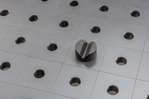 Schweißtisch Prisma für Rohre, Durchmesser 60mm, 90° gefräst, brüniert, nitriert für maximalen Grip und Langlebigkeit