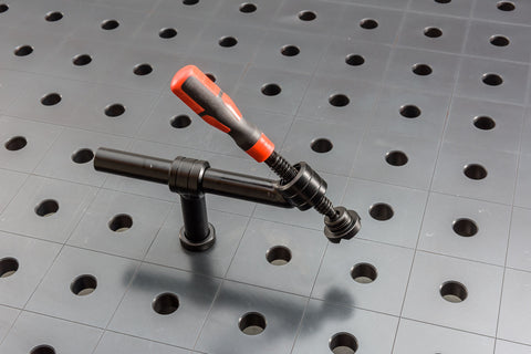 Profi-Schraubzwinge 45°, stufenlos drehbar 0°-360°, für System 28 Schweißtische, mit maximaler Spannhöhe von 240mm